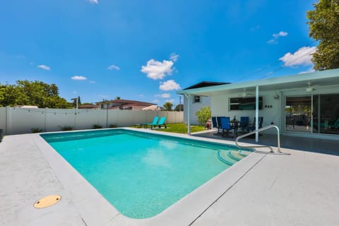 Up and down - flat Are boring villa House in Ives Estates