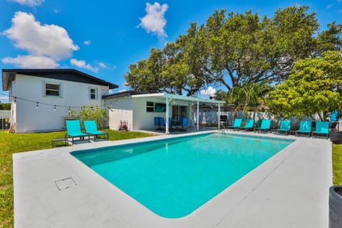 Up and down - flat Are boring villa House in Ives Estates