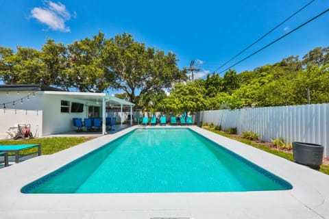 Up and down - flat Are boring villa House in Ives Estates