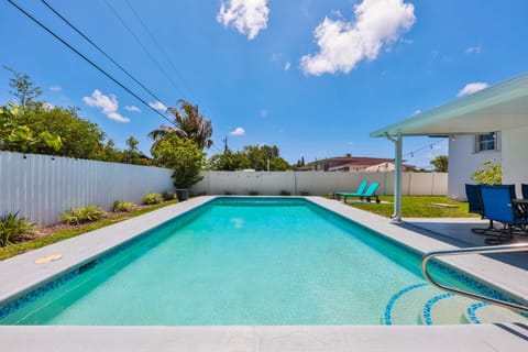 Up and down - flat Are boring villa House in Ives Estates