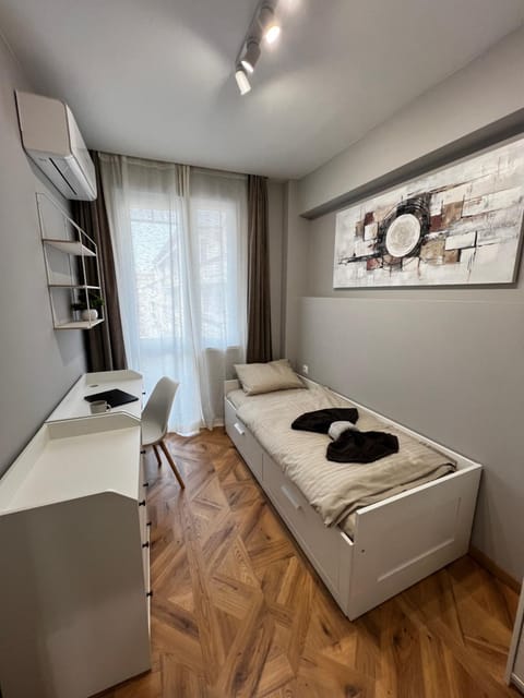 Bedroom, towels, air conditioner