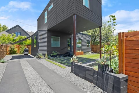 Stylish Austin Stay 3BR 2BA Pet-Friendly House in South Congress