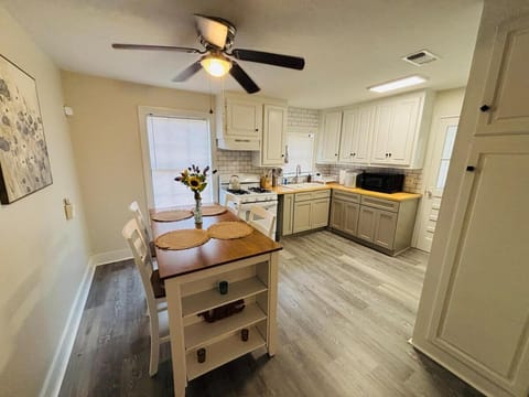 Close-to-Everything Midtown Cottage House in Hattiesburg