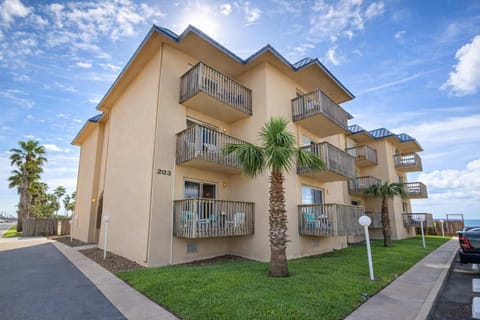 Bayfront w-docks & fish 3 Patios Prime Location Apartment in South Padre Island