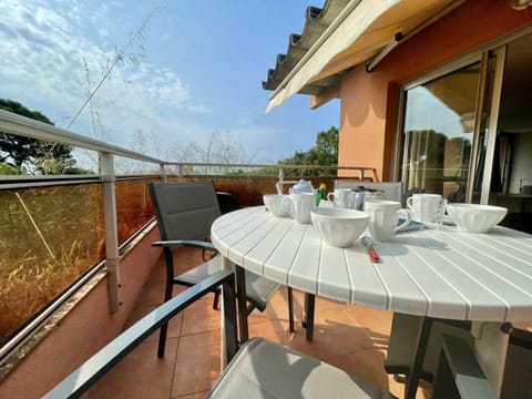 Patio, Day, Natural landscape, View (from property/room), Balcony/Terrace, Dining area