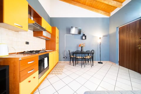 Kitchen or kitchenette, Dining area, oven, stove