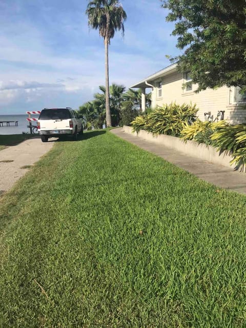 Galveston Bay Elegant Waterfront Home 3bed 3b Lighted Private fishing pier House in San Leon