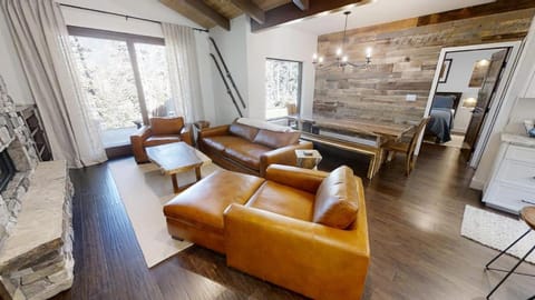 Chalet Genepi - Taos Ski Valley - Fireplace - Mountain Views - Hot Tub - Washer-Dryer House in Taos Ski Valley