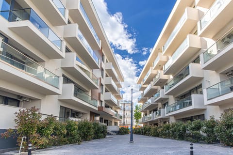Property building, View (from property/room), Balcony/Terrace, Street view, Location