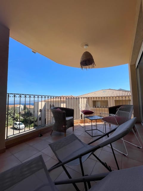 Superbe T2 avec grande terrasse et vue mer Résidence Isola Céleste Apartment in L'Île-Rousse