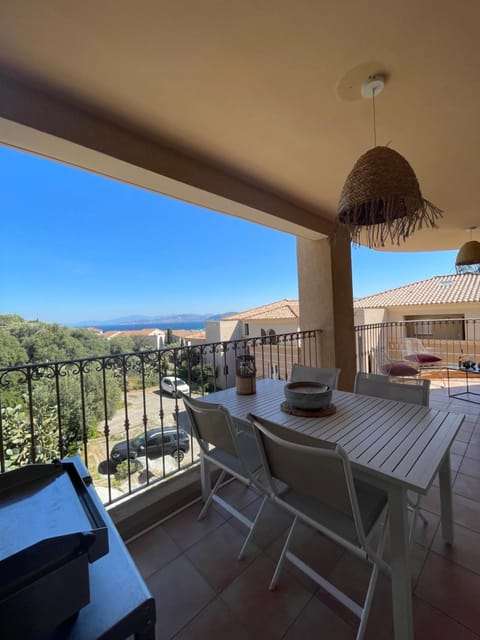 Superbe T2 avec grande terrasse et vue mer Résidence Isola Céleste Apartment in L'Île-Rousse
