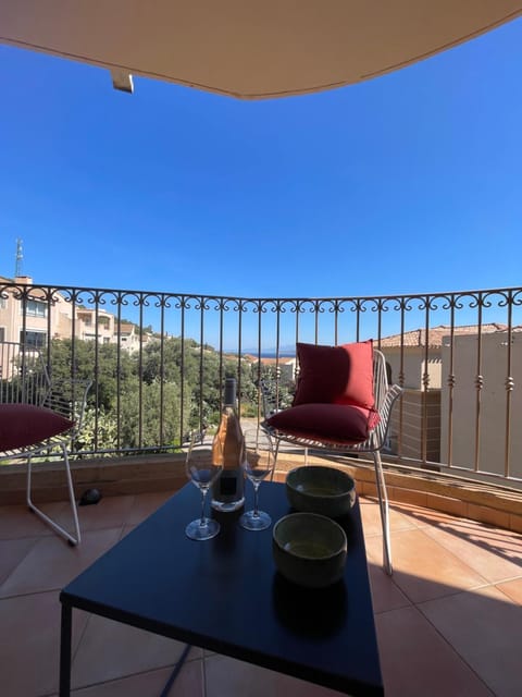 Superbe T2 avec grande terrasse et vue mer Résidence Isola Céleste Apartment in L'Île-Rousse
