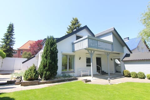Property building, Facade/entrance, Day, Garden