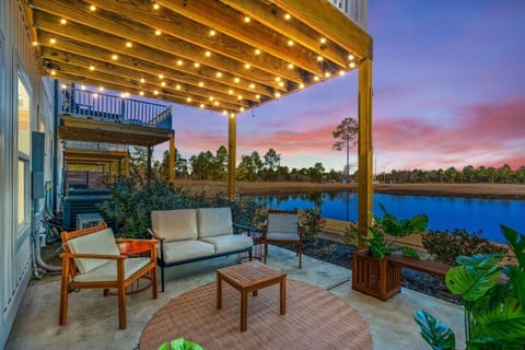 Patio, Natural landscape, Garden, View (from property/room), Balcony/Terrace, Seating area, Garden view, Lake view, Pool view