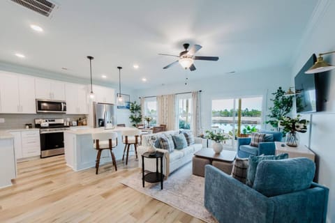 Communal lounge/ TV room, TV and multimedia, Kitchen or kitchenette, Living room, Seating area, Dining area, Evening entertainment, oven, stove