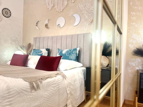 Bed, Photo of the whole room, Bedroom
