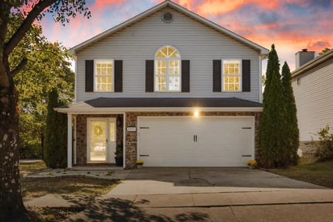 Spacious King Suite, Horses, Fire Pit, Garage House in Lexington