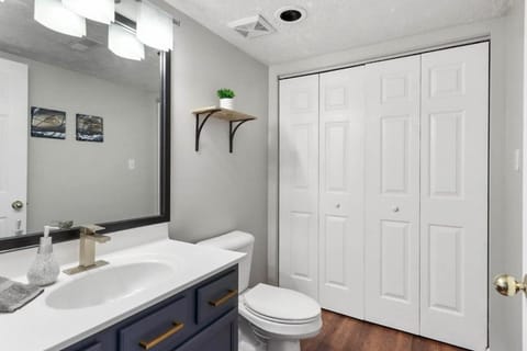 Spacious King Suite, Horses, Fire Pit, Garage House in Lexington