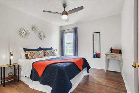 Spacious King Suite, Horses, Fire Pit, Garage House in Lexington