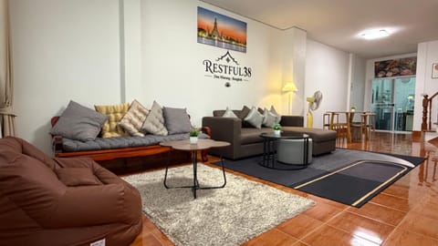 Living room, Seating area