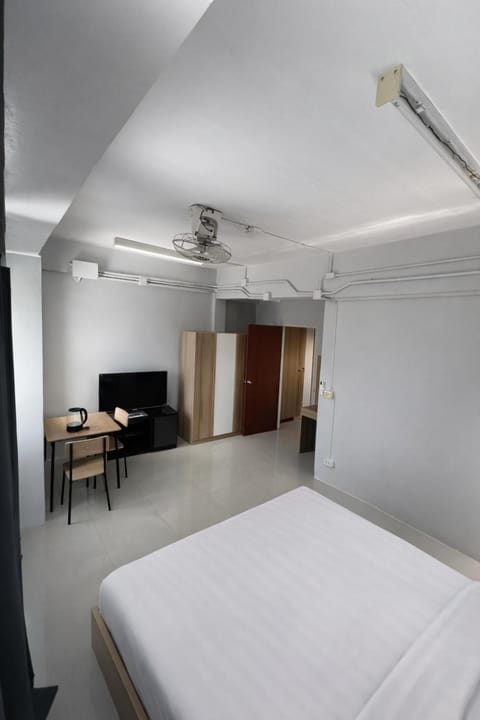 Bed, TV and multimedia, air conditioner