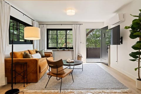 Luxe Treehouse Apt•Walk to Town•King Bed•Sleeps 4 Apartment in Mill Valley