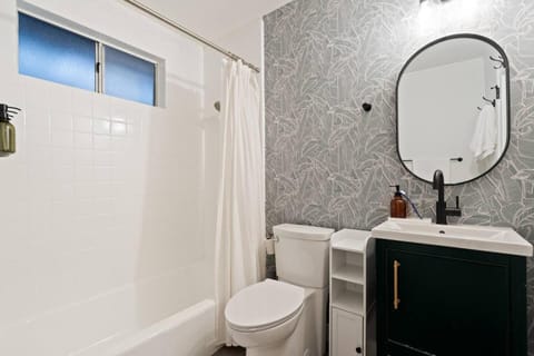 Luxe Treehouse Apt•Walk to Town•King Bed•Sleeps 4 Apartment in Mill Valley