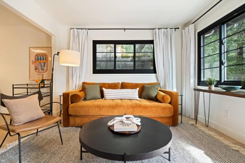 Luxe Treehouse Apt•Walk to Town•King Bed•Sleeps 4 Apartment in Mill Valley