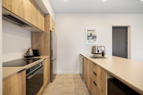 Coffee/tea facilities, Kitchen or kitchenette, oven, stove, toaster