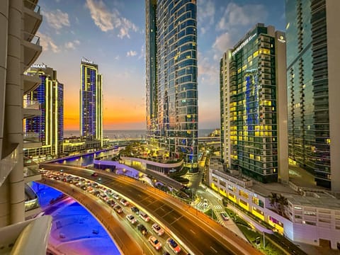 Coastal Elegance with PlayRoom PS5, 4BHK front JBR Beach Sleep 14 pax Apartment in Dubai