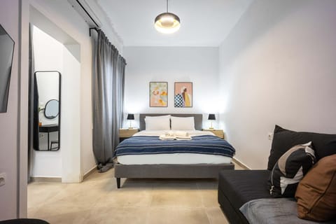 Bed, Photo of the whole room, Seating area, Bedroom