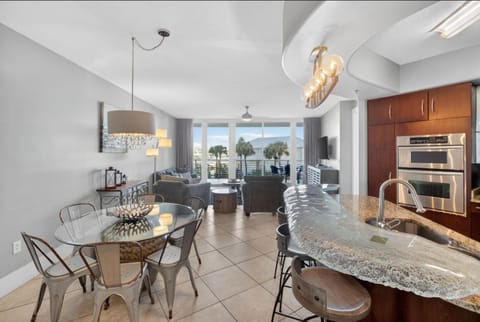 Kitchen or kitchenette, Seating area, Dining area