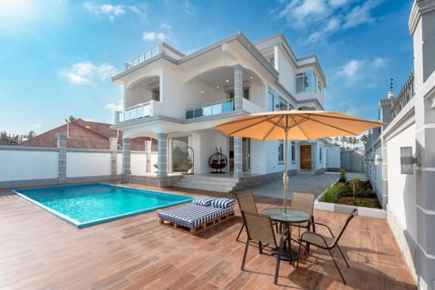Day, Balcony/Terrace, Pool view, Swimming pool, Swimming pool, sunbed