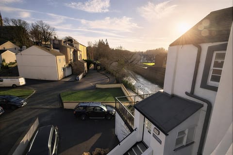 Property building, Day, Neighbourhood, Natural landscape, Street view, Sunrise, Sunset, Parking