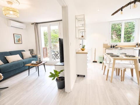Communal lounge/ TV room, Living room, Seating area, Garden view, Garden view, Meals, Meals, kitchen, kitchen