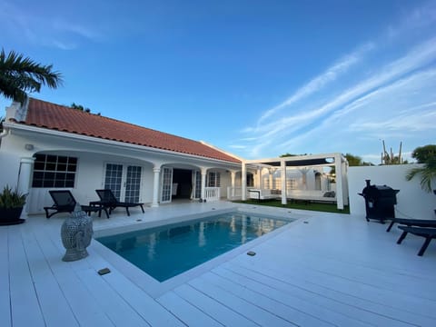 Property building, Balcony/Terrace, Pool view, Swimming pool, Swimming pool