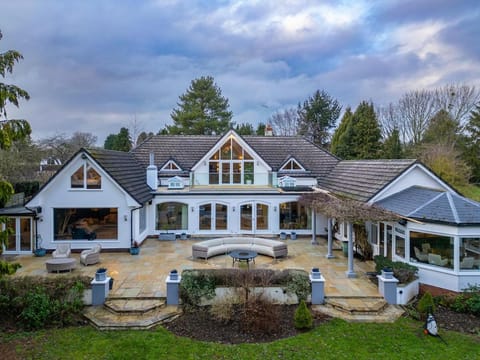 5BDR Luxe Villa By Torr Property Group Short Lets & Serviced Accommodation With Free Parking & River View Stratford-Upon-Avon Villa in Stratford-upon-Avon