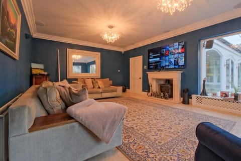 5BDR Luxe Villa By Torr Property Group Short Lets & Serviced Accommodation With Free Parking & River View Stratford-Upon-Avon Villa in Stratford-upon-Avon