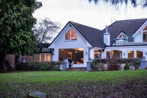 5BDR Luxe Villa By Torr Property Group Short Lets & Serviced Accommodation With Free Parking & River View Stratford-Upon-Avon Villa in Stratford-upon-Avon