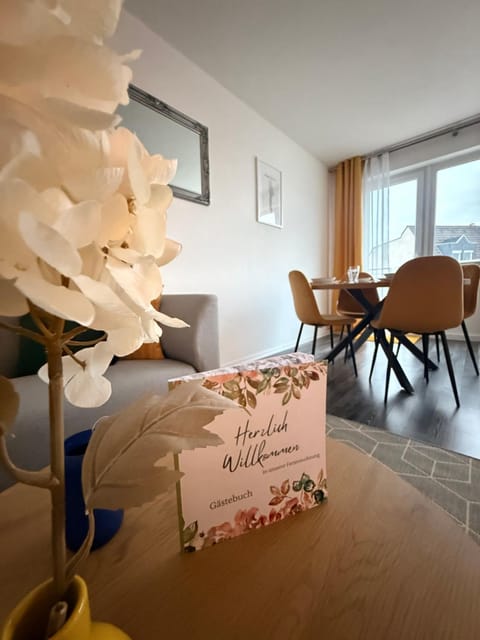 Seating area, Dining area, Food