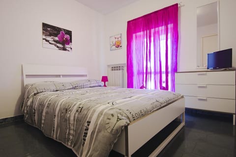 Bed, Bedroom, City view, Mountain view