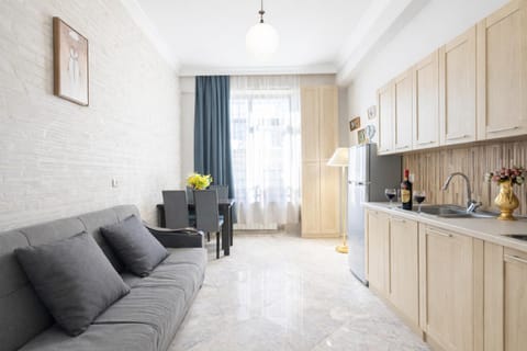 Kitchen or kitchenette, Seating area, Dining area, minibar