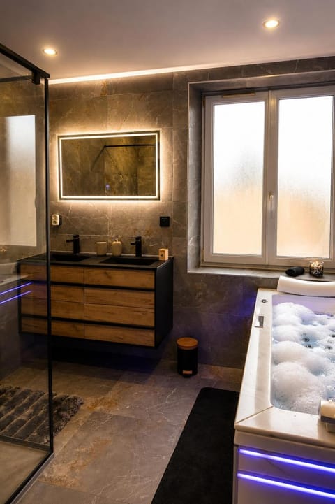 Shower, Hot Tub, Bath, towels