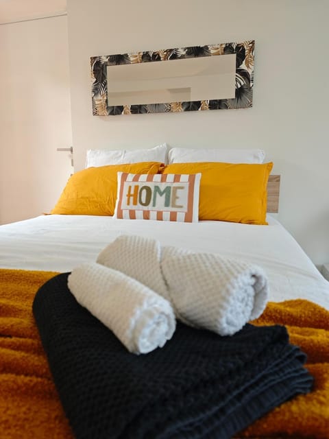 Bed, Bedroom, towels