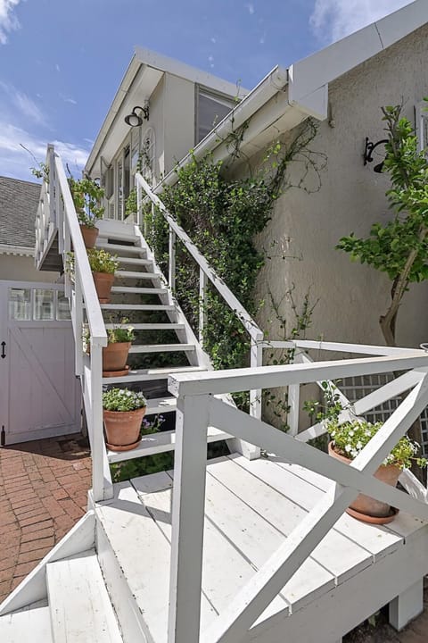 Charming Loft with Character & Mountain Views Apartment in Cape Town