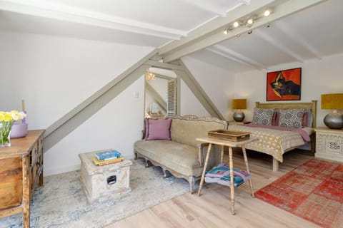 Charming Loft with Character & Mountain Views Apartment in Cape Town