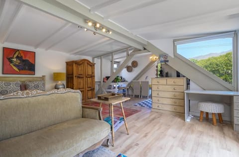 Charming Loft with Character & Mountain Views Apartment in Cape Town