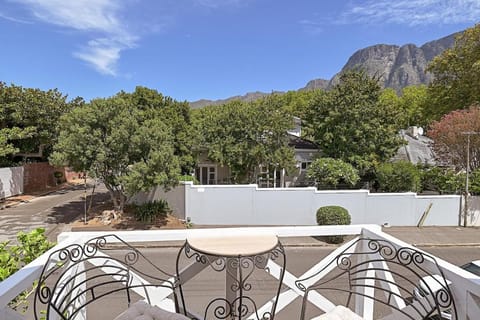 Charming Loft with Character & Mountain Views Apartment in Cape Town