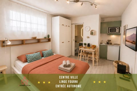 Bed, TV and multimedia, Kitchen or kitchenette, Photo of the whole room, Dining area, Bedroom