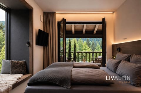 Bed, Natural landscape, TV and multimedia, View (from property/room), Balcony/Terrace, Photo of the whole room, Bedroom, air conditioner